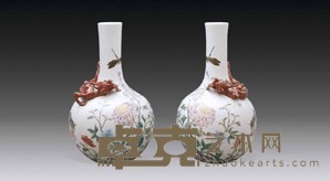 民国 粉彩花卉凸雕龙纹天球瓶（两件） 高31cm