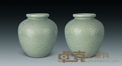 清乾隆 豆青釉暗刻龙纹坛(一对) 直径21.5cm