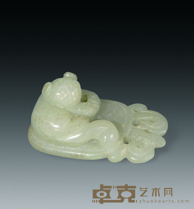 清 玉刻扇形卧猫挂件 5.6×4.4cm