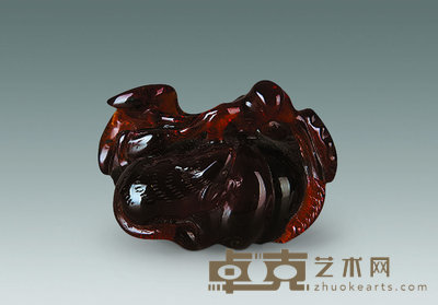 清 琥珀刻松鼠瓜果件 6×4.5cm