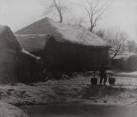 胡君磊 约1930年代作 村舍汲水