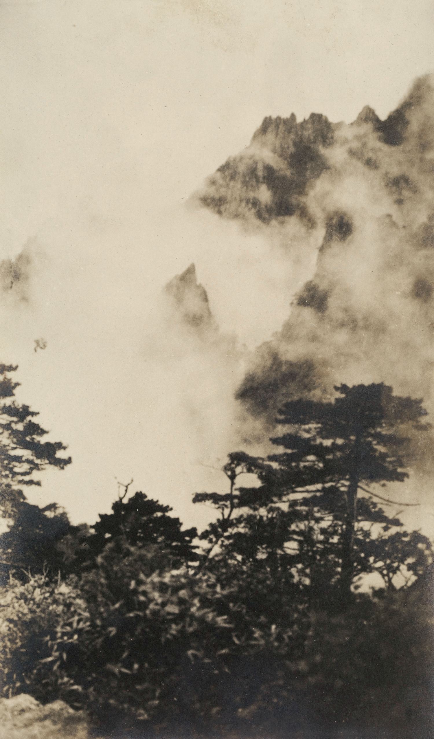 郎静山 约1940年代作 黄山后海烟云25.5×15.2cm；35.5×22.5cm
