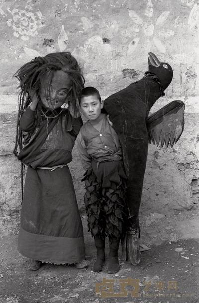 杨延康 2006年作 装扮法舞角色的小僧侣 50×35cm