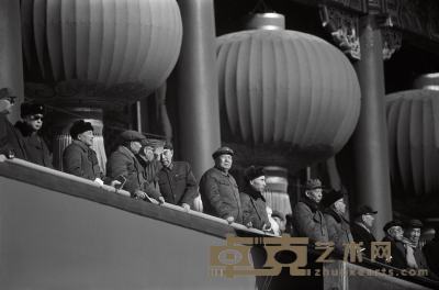 翁乃强 1966年作 毛主席接见红卫兵 65×93.5cm