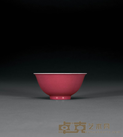 清雍正 胭脂红釉暗花龙纹碗 直径9.4cm