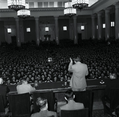 侯波 1957年作 毛泽东在莫斯科大学讲话