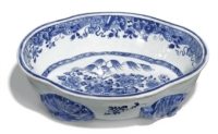 中国蓝色和白色QUATREFOIL瓷碗
