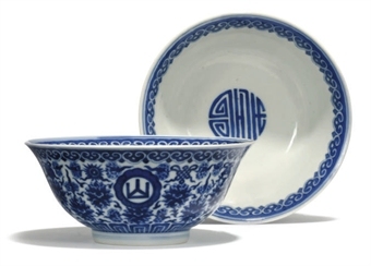 一对中国蓝色和白色瓷碗