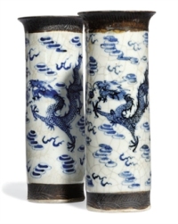 配对中国蓝色和白色CRACKLE-GLAZED花瓶