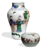 中国WUCAI花瓶 A CELADON-GROUND JARLET