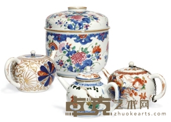 THREE CHINESE EXPORT TEAPOTS AND COVERS 10.5cm