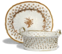 A CHINESE EXPORT PIERCED OVAL PORCELAIN BASKET AND STAND