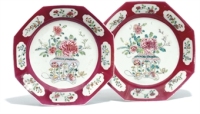 A PAIR OF CHINESE EXPORT OCTAGONAL FAMILLE ROSE DISHES