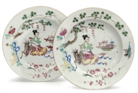 A PAIR OF CHINESE EXPORT DISHES WITH A LADY AND DEER