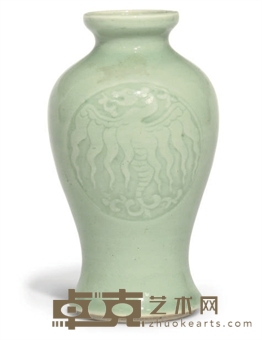 A Chinese celadon glazed vase 16.8cm