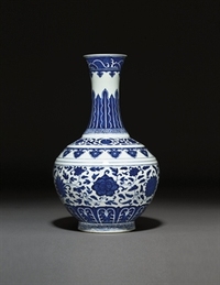 A BLUE AND WHITE MING-STYLE BOTTLE VASE