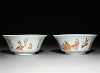 YONGZHENG （1723-35） A PAIR OF RARE FAMILLE VERTE ‘IMMORTALS’ BOWLS