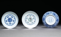 A SMALL DOUCAI DISH；AND A PAIR OF SIMILAR BLUE AND WHITE DISHES