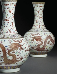 A PAIR OF FAMILLE ROSE ‘DRAGON’ VASES