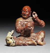 17TH/18TH CENTURY A SOAPSTONE FIGURE OF A SEATED LUOHAN