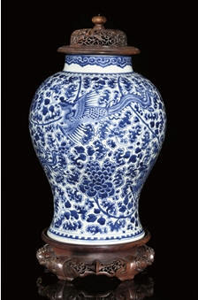 A BLUE AND WHITE BALUSTER JAR, KANGXI (1662-1722)