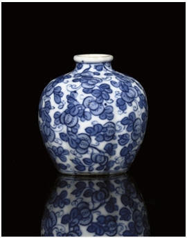 A BLUE AND WHITE MINIATURE HEXAFOIL VASE, EARLY 18TH CENTURY