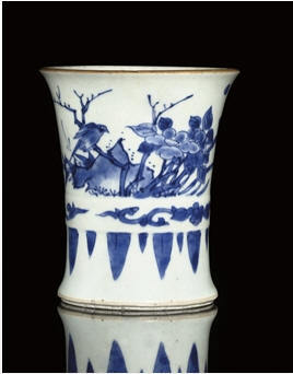 A TRANSITIONAL BLUE AND WHITE BRUSHPOT, MID-17TH CENTURY