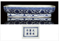 A BLUE AND WHITE RECTANGULAR BOX, WANLI MARK AND PERIOD (1573-1619)