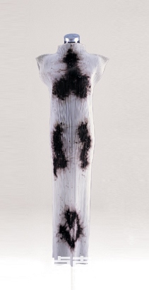 蔡国强 1999年作 三宅一生?绉褶装客座艺术家系列四—蔡国强134×43cm