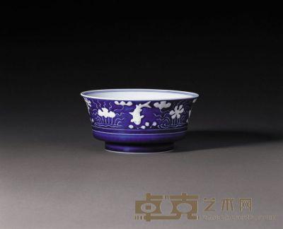 清雍正 蓝地白花鱼藻纹盉式碗 直径17.4cm