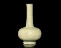 A CARVED CELADON BOTTLE VASE，KANGXI (1662-1722)