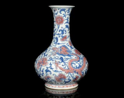 AN UNDERGLAZE BLUE AND COPPER RED BOTTLE VASE，QIANLONG (1736-1795)