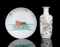 AN ENAMELLED CIRCULAR DISH AND A ROULEAU VASE，YONGZHENG (1723-1735)