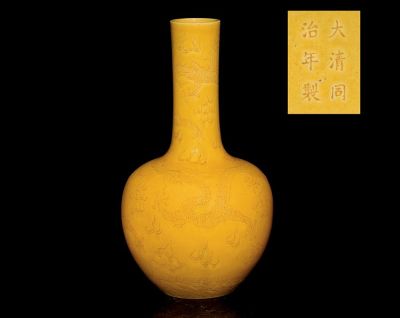 A YELLOW GLAZED INCISED BOTTLE VASE，TONGZHI MARK AND OF THE PERIOD (1862-1874)