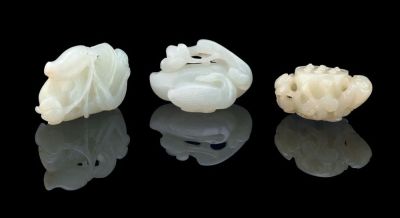 THREE PALE CELADON JADE CARVINGS，18TH CENTURY AND LATER