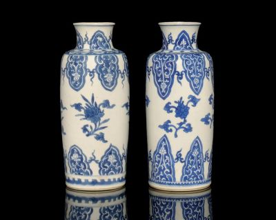 TWO SIMILAR CYLINDRICAL BLUE AND WHITE VASES，KANGXI (1662-1722)
