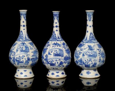 THREE SIMILAR BLUE AND WHITE BOTTLE VASES，KANGXI (1662-1722)