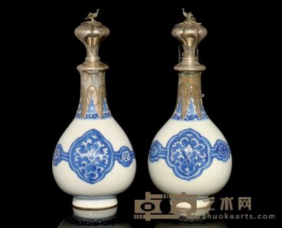 A PAIR OF SILVER MOUNTED BLUE AND WHITE BOTTLE VASES，KANGXI (1662-1722) 高23.6cm