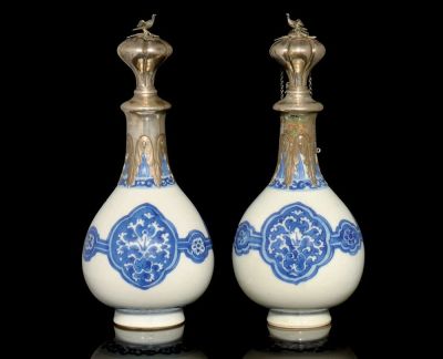 A PAIR OF SILVER MOUNTED BLUE AND WHITE BOTTLE VASES，KANGXI (1662-1722)