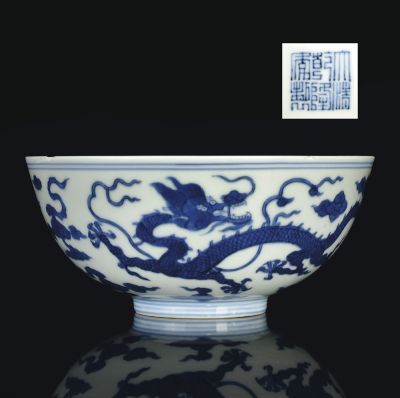 A BLUE AND WHITE DRAGON BOWL，QIANLONG MARK AND OF THE PERIOD (1736-1795)