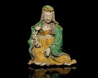 AN EGG AND SPINACH GLAZED BISCUIT FIGURE OF GUANYIN，17TH CENTURY