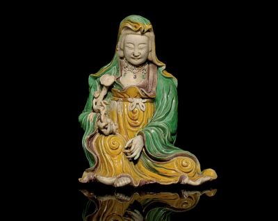 AN EGG AND SPINACH GLAZED BISCUIT FIGURE OF GUANYIN，17TH CENTURY