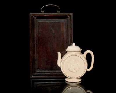 A BLANC DE CHINE TEAPOT AND COVER，MID 17TH CENTURY