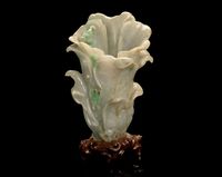 A JADEITE CABBAGE FORMED VASE，19TH CENTURY