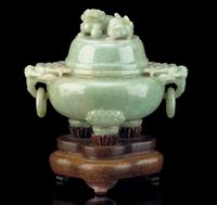 A JADEITE TRIPOD CENSER AND COVER，19TH CENTURY