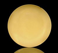 A YELLOW GLAZED DISH，HONGZHI MARK AND OF THE PERIOD (1488-1505)