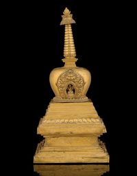 A TIBETAN GILT COPPER STUPA，17TH/18TH CENTURY