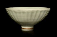 A LONGQUAN CELADON PETAL-CARVED SHALLOW BOWL，SOUTHERN SONG DYNASTY (1127-1279)