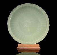 A LARGE CELADON DISH，MING DYNASTY (1368-1644)