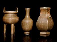 THREE SMALL SILVER INLAID BRONZE VESSELS，SHISOU MARK，18TH CENTURY